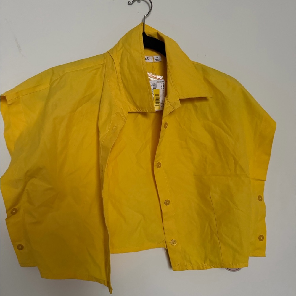 Cropped Boxy Button-Front shirt in Bright Yellow